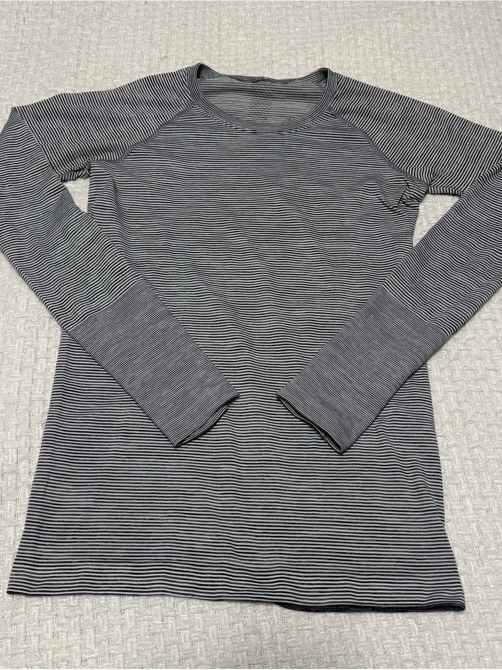 Lululemon Swiftly Tech long sleeve 2.0. Women’s size 6. Great condition!